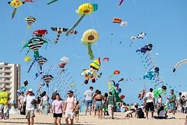 Imagen de las cometas decorando el cielo de Corralejo.