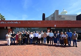 Foto de familia junto a la dedicatoria a Jerónimo Saavedra.