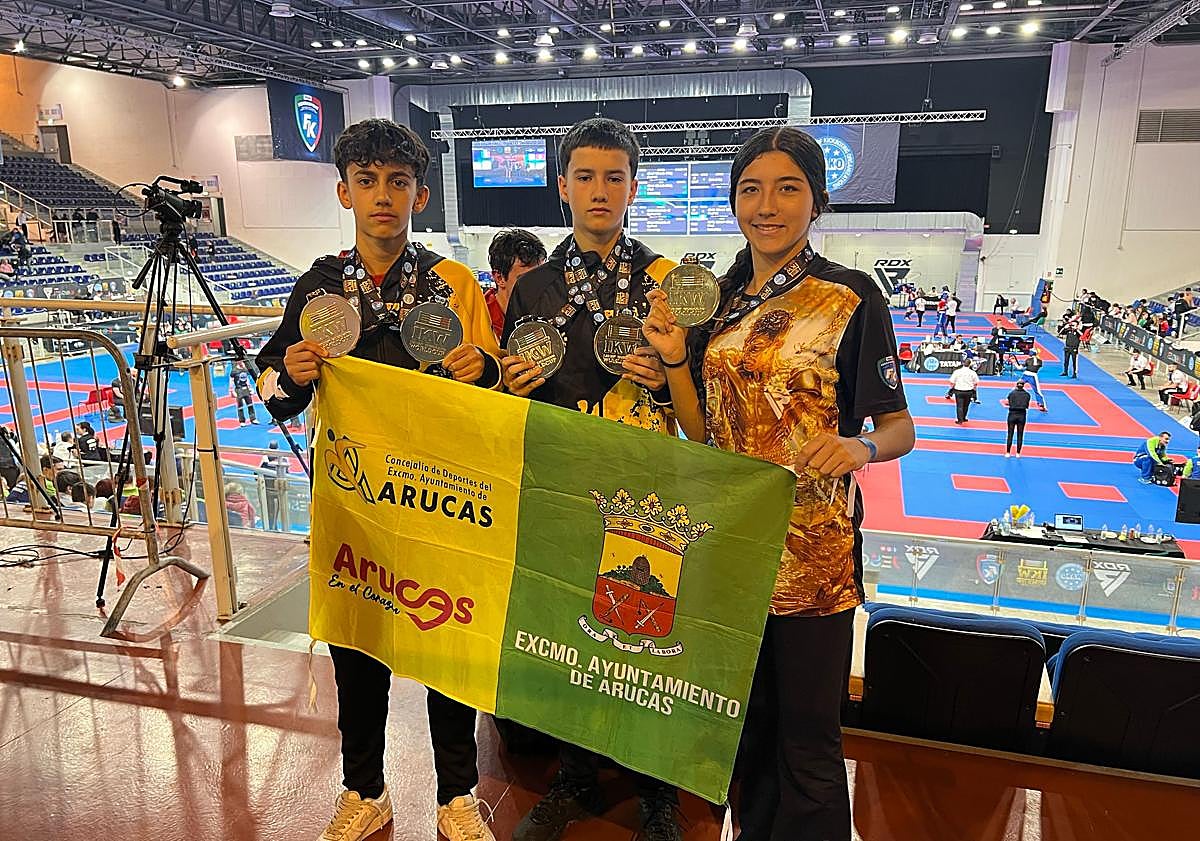 Imagen principal - Arriba, los tres protagonistas en la cita italiana de la Copa del Mundo. ABajo, posando con las diversas medallas y títulos en las instalaciones de CANARIAS7.