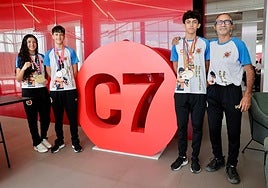 Los hermanos Pablo y Julio Ojeda, junto con Leisy Moreno y Ángel Luis Moreno, del Club GranBudo, mostrando el importante botín de medallas conseguido en este 2025.