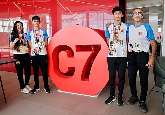 Los hermanos Pablo y Julio Ojeda, junto con Leisy Moreno y Ángel Luis Moreno, del Club GranBudo, mostrando el importante botín de medallas conseguido en este 2025.