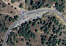 Los vehículos particulares siguen aparcando en la carretera más próxima al Roque Nublo.