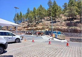 Visitantes esperando la guagua de las 14.00 horas hacia el aparcamiento de Cruz de Los Llanos.