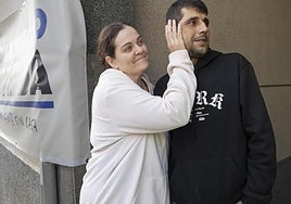 Raquel y Moisés, el pasado jueves tras conocer que se aplazaba el desahucio de su vivienda en Ingenio.