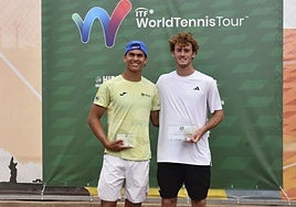 Mañó, a la derecha de la imagen, junto a Parisca tras la disputa del duelo decisivo.