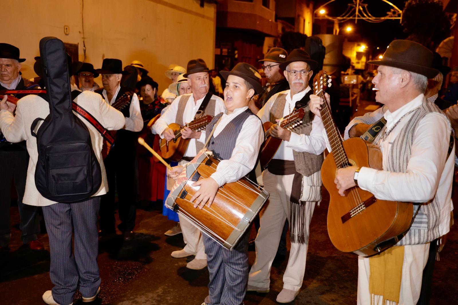 Miles de personas salen de romería en honor a San Gregorio