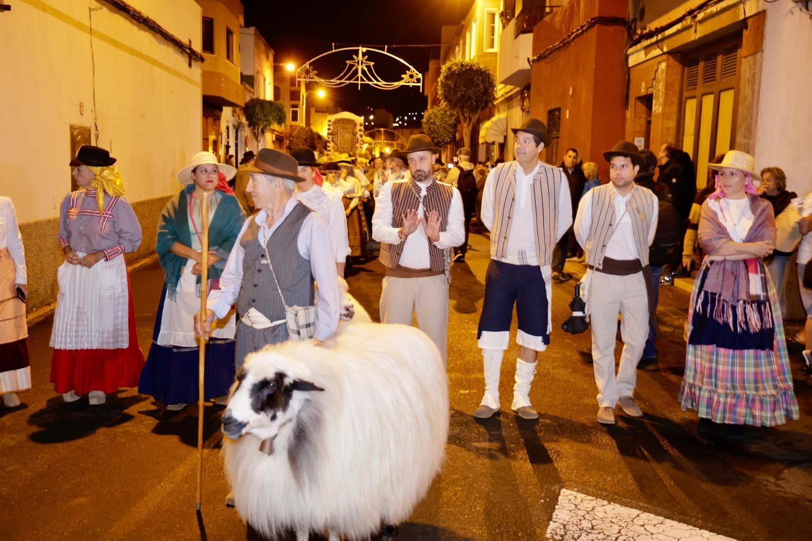 Miles de personas salen de romería en honor a San Gregorio
