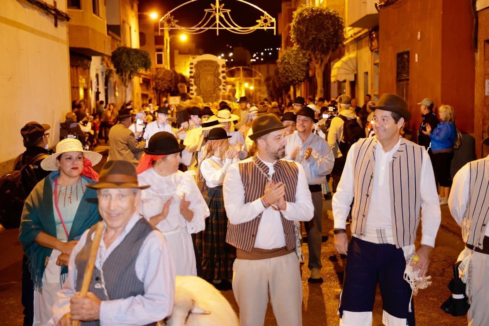 Miles de personas salen de romería en honor a San Gregorio