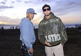 Alexis y Fido posan para CANARIAS7 en la Playa de Las Canteras.