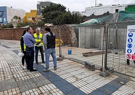 Trabajos de construcción de los nuevos aseso en el Risco Verde.