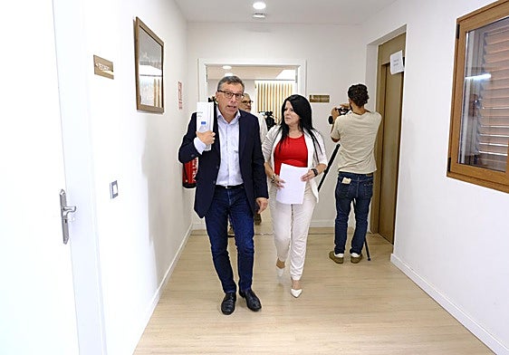 Francisco Atta (ASBA) y Fabiola Calderín (CC), abandonando el Salón de Plenos de Valsequillo.