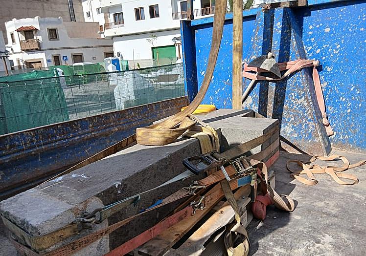 Cruz preparada para ser recolocada en la plaza de Las Palmas.