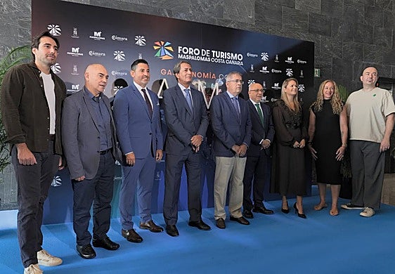 Foto de familia de los participantes en la inauguración del Foro de Turismo de Maspalomas.