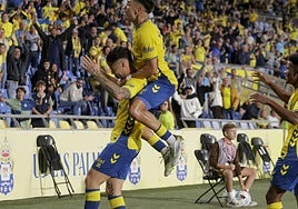 Sergio Barcia y Ale García celebran el gol al Cádiz.