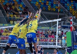 Triple bloqueo de jugadores del Guaguas en el partido de la semana pasada ante el Olympiacos.