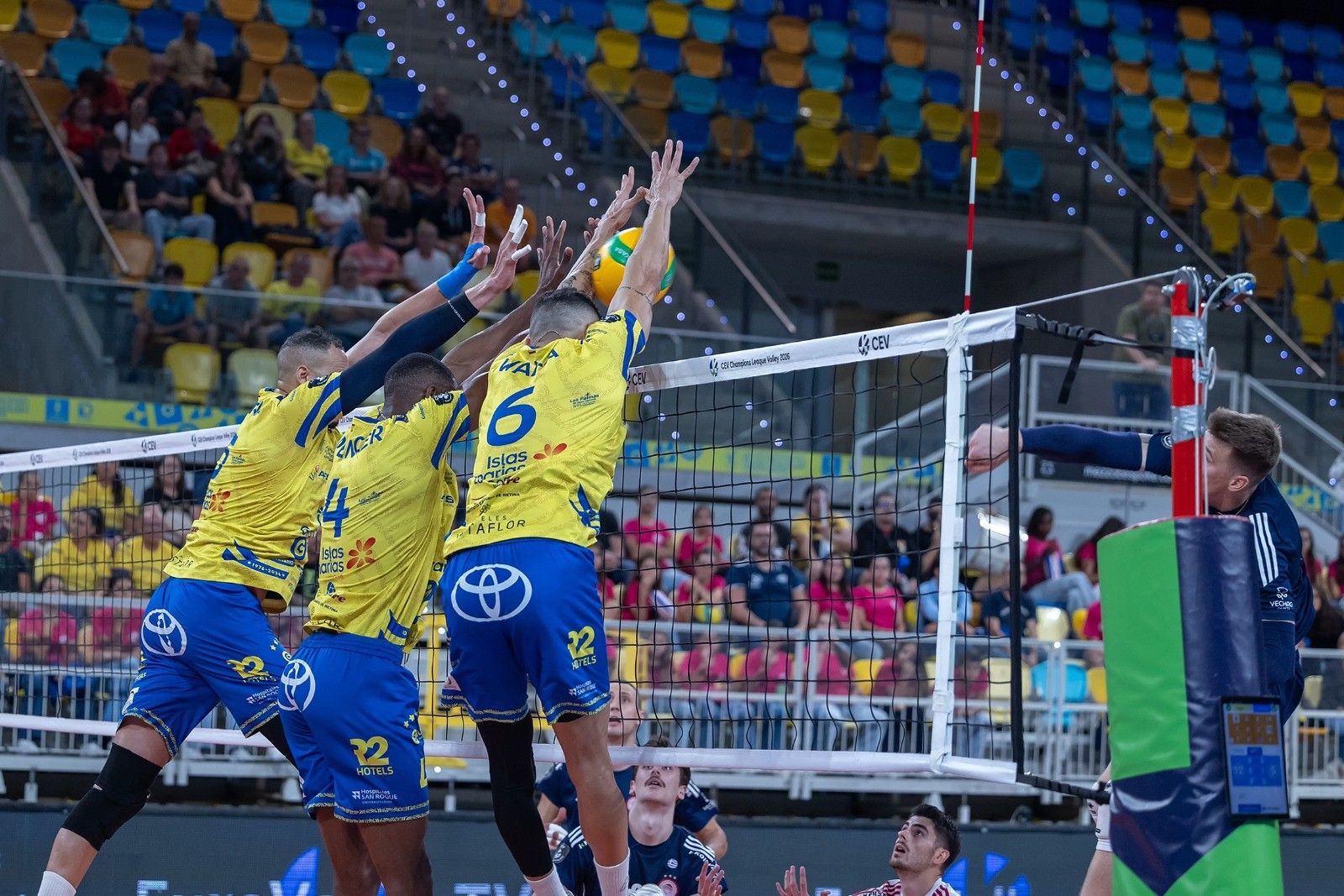 Triple bloqueo de jugadores del Guaguas en el partido de la semana pasada ante el Olympiacos.