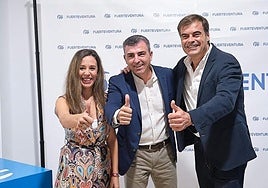 Jessica de León, presidenta del PP de Fuerteventura; Manuel Domínguez, máximo responsable regional del partido; y Fernando Enseñat, parlamentario.
