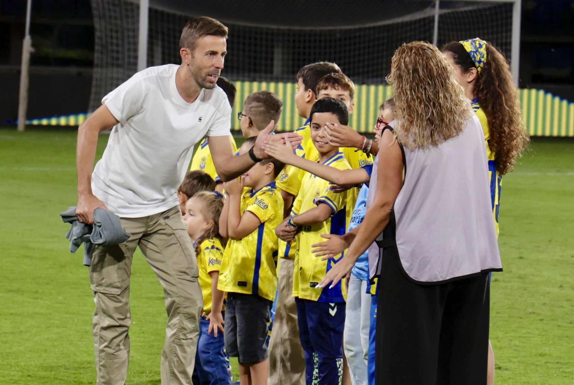 Luis García saluda a los niños y niñas en el Estadio.