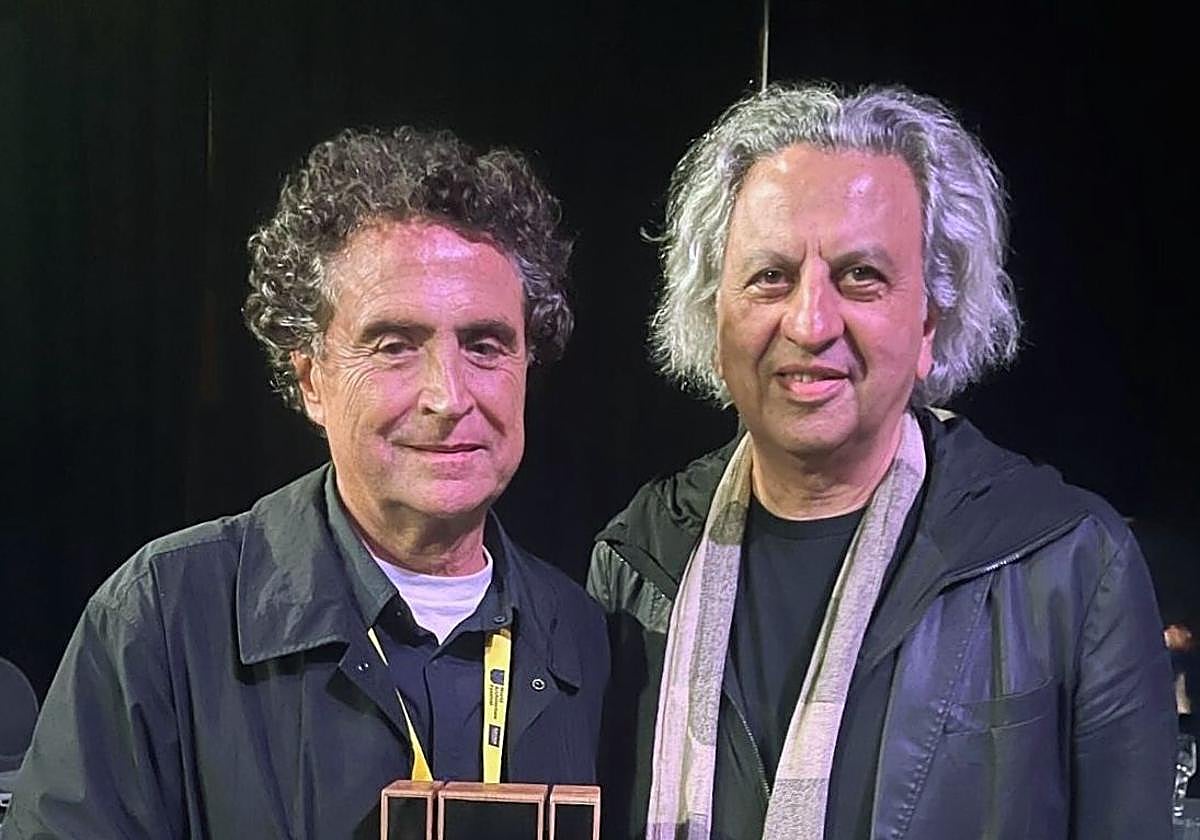 Fernando Menis (izquierda) recoge su premio junto al presidente del Jurado.