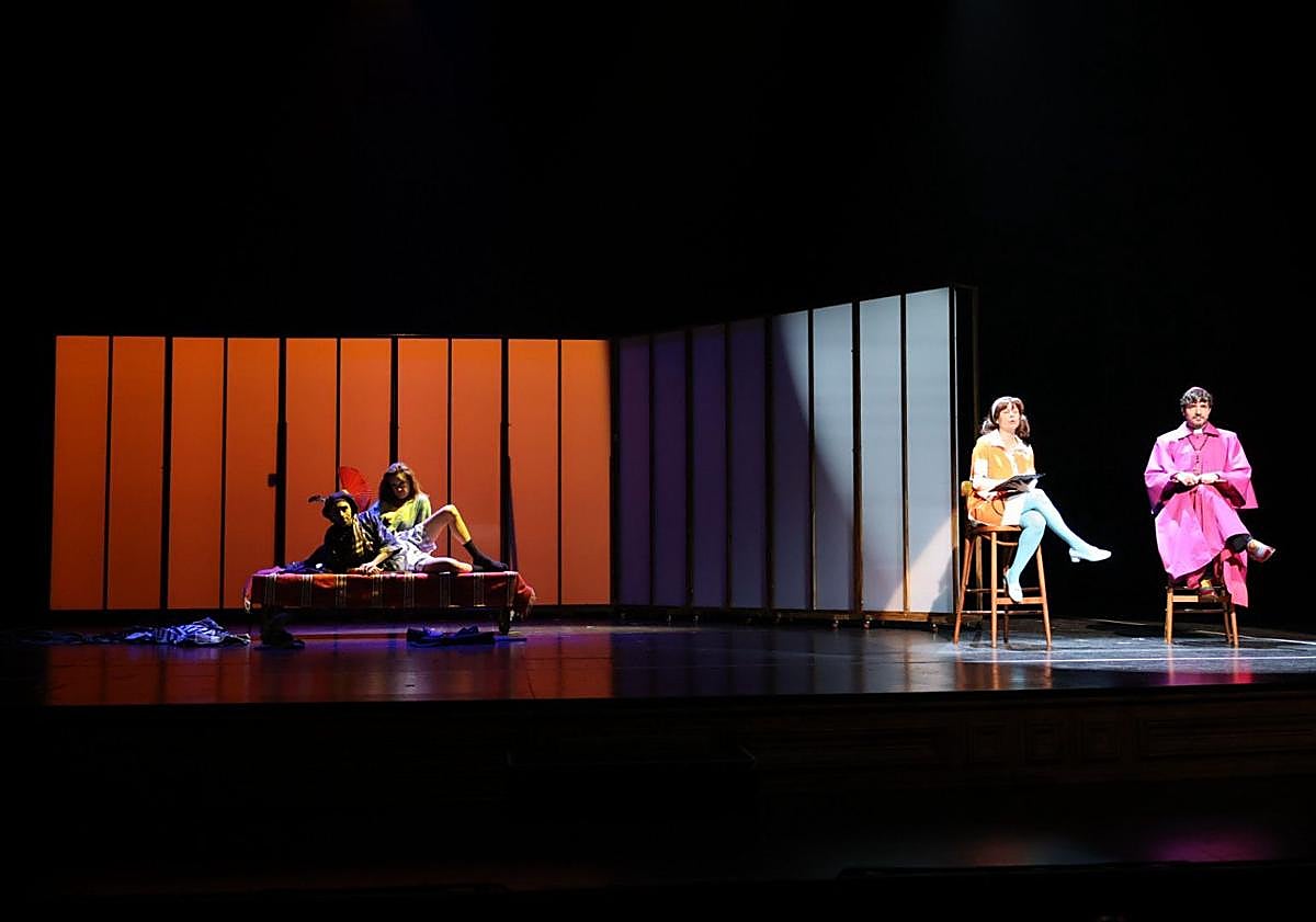 Imagen principal - Distintas escenas del ensayo de 'Afortunadas', este martes en el Pérez Galdós. 