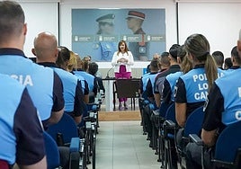 Se imparten 560 horas de formación presencial en la Academia y 430 horas de formación online. Los agentes pasarán después, tal y como establece la normativa, a completar 110 horas más de prácticas.