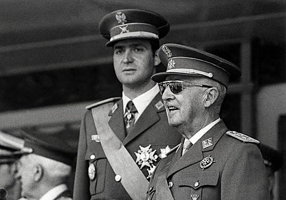 Foto de archivo del dictador Francisco Franco, en primer término. Detrás, el rey emérito Juan Carlos.