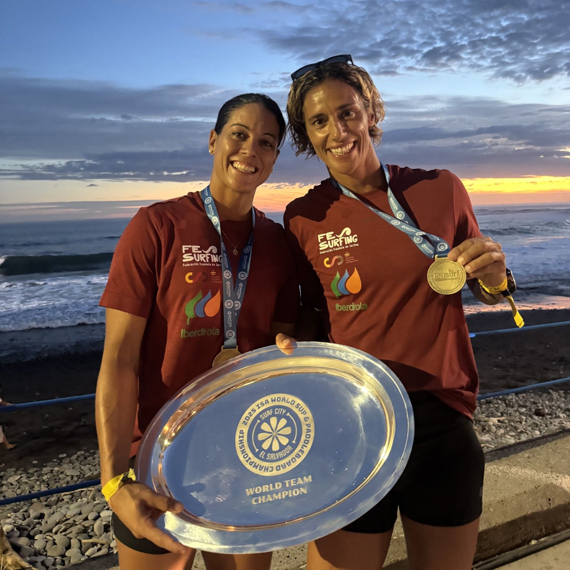Alba Frey e Iballa Ruano, tras ser campeonas.