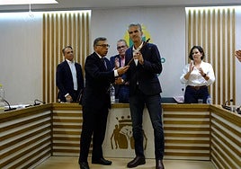 Juan Carlos Hernández Atta recibe el bastón de mando que le otorga la alcaldía en Valsequillo.