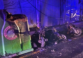 Un contenedor quemado y los restos de varias motos afectadas por el fuego.