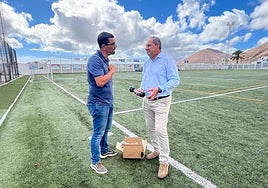 Juan Monzón, consejero cabildicio, visitando una instalación de San Bartolomé.