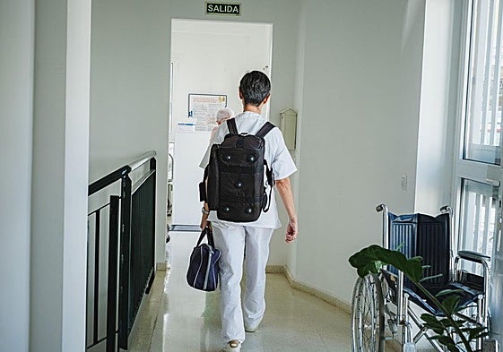 Una enfermera rural iniciando sus visitas a domicilio.