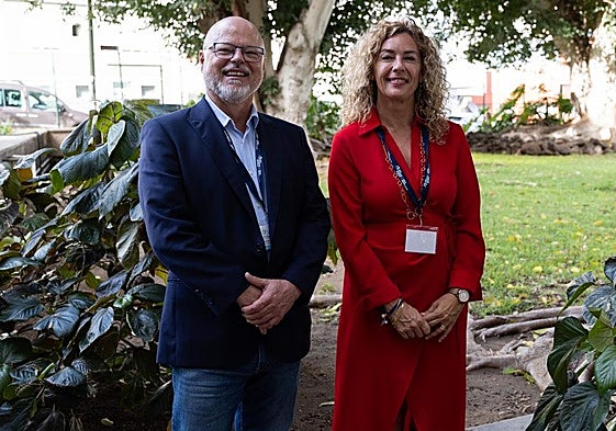 Germán Gallardo, decano de la Facultad de Educación de la ULPGC (i), y Lidia Herrera, presidenta de la Conferencia de Decanos y Decanas.