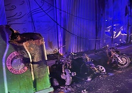 Imagen de la fachada, el contenedor y las motos quemadas en Las Palmas de Gran Canaria.