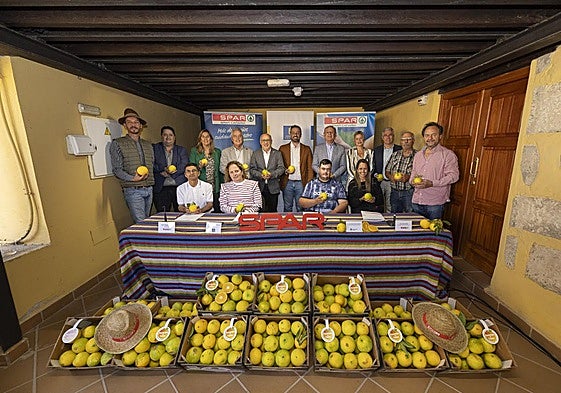 Imagen de la firma del convenio de la naranja de Telde en Spar.