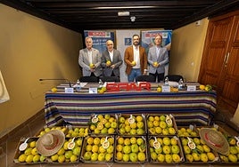 Firma del convenio entre SPAR Gran Canaria, el Ayuntamiento de Telde y el Cabildo para seguir comercializando naranjas cultivadas en la ciudad.