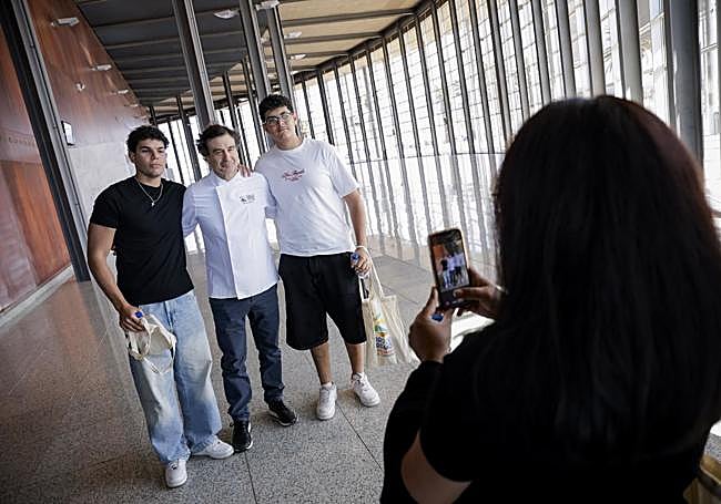 Pepe Rodríguez se mostró muy amable con todos los que quisieron llevarse un recuerdo de su presencia en la isla.