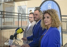 Alcalde, con teniente de alcalde y concejala de Deportes, este martes.