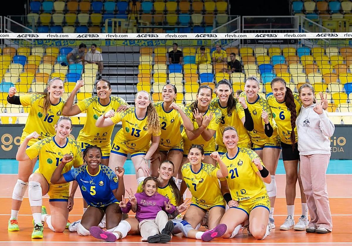 La plantilla grancanaria celebra su enorme triunfo ante el líder tras el encuentro.