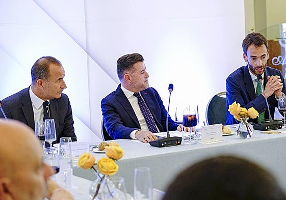 Teodoro Sosa, entre y Francisco Javier Torres y Germán Suárez.