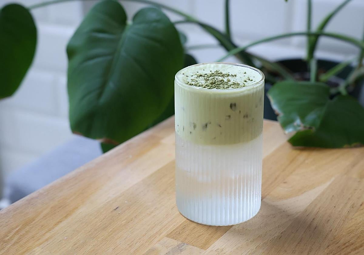 Imagen principal - Las nuevas bebidas: Matcha Cloud y Van Blue Matcha.