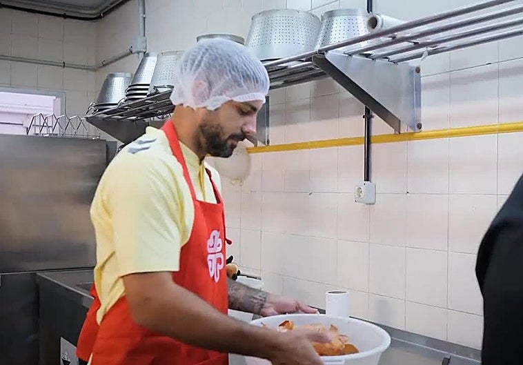 Alex Suárez colaborando en Cáritas.