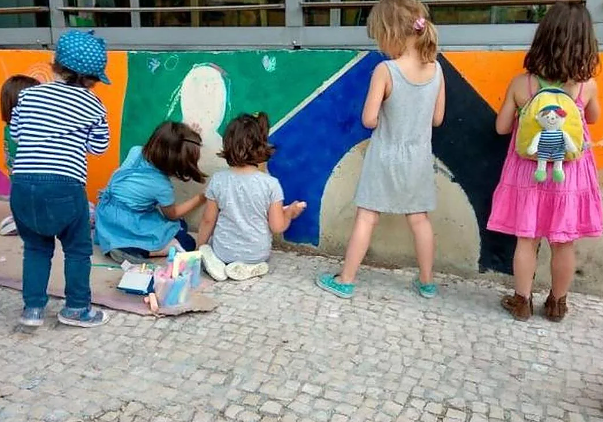 Foto de archivo de un grupo de niños en un parque.