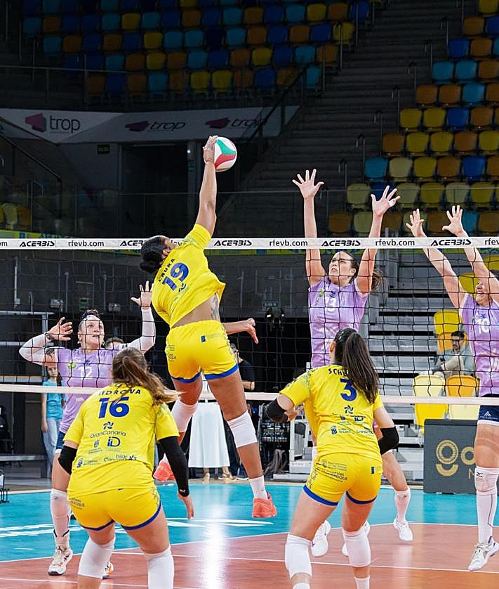 Imagen secundaria 2 - Campanada del CV Emalsa Gran Canaria, que tumba a líder Menorca