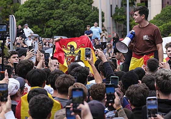 Jóvenes con banderas franquistas durante los actos del agitador de ultraderecha Vito Quiles en Canarias.