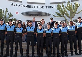 La alcaldesa Candi Umpiérrez y los nuevos efectivos en prácticas.