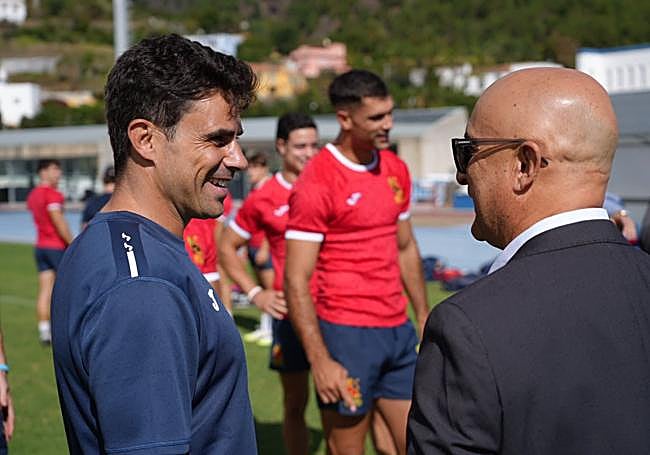 Miguel Ángel Rodríguez (Gobierno de Canarias) y el entrenador Paco Hernández en la visita institucional.
