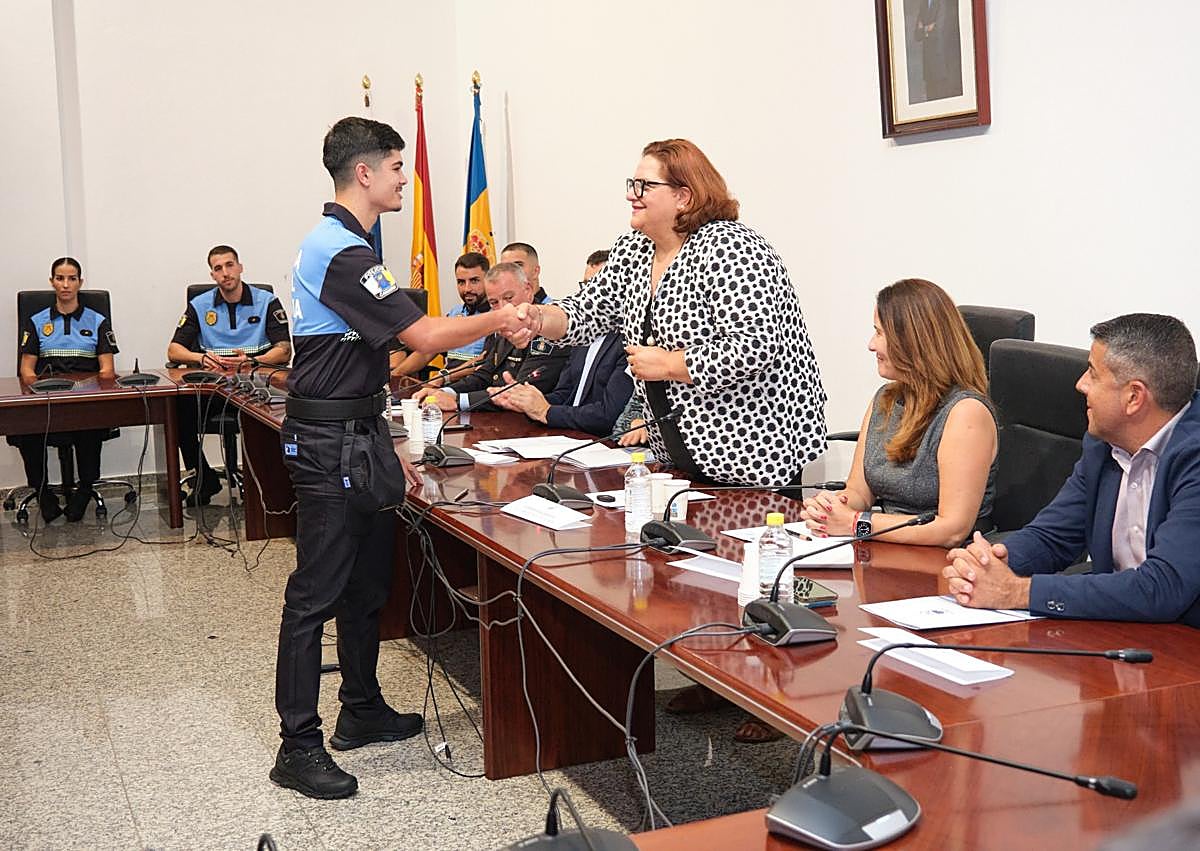 Imagen secundaria 1 - La alcaldesa y la presidenta insular asistieron a la toma de posesión de los nuevos agentes.