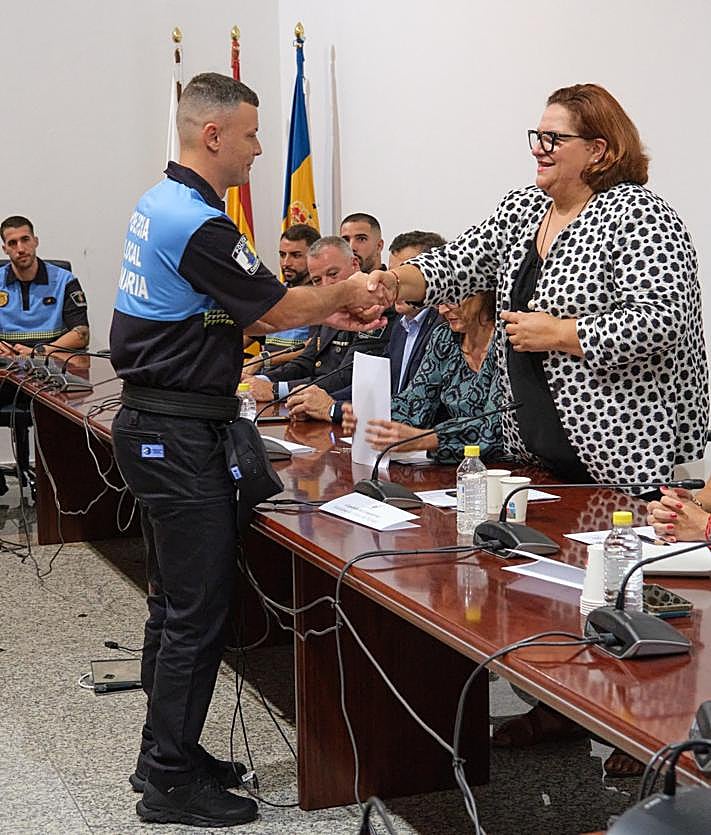 Imagen secundaria 2 - La alcaldesa y la presidenta insular asistieron a la toma de posesión de los nuevos agentes.