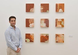 Fernando Miñarro, junto a su pieza 'Matriz de cuerdas'.