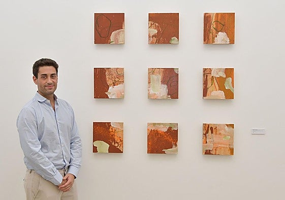 Fernando Miñarro, junto a su pieza 'Matriz de cuerdas'.